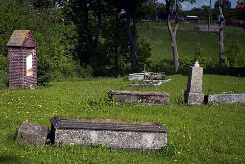 Kapliczka i cmentarz we wsi Grzęda.